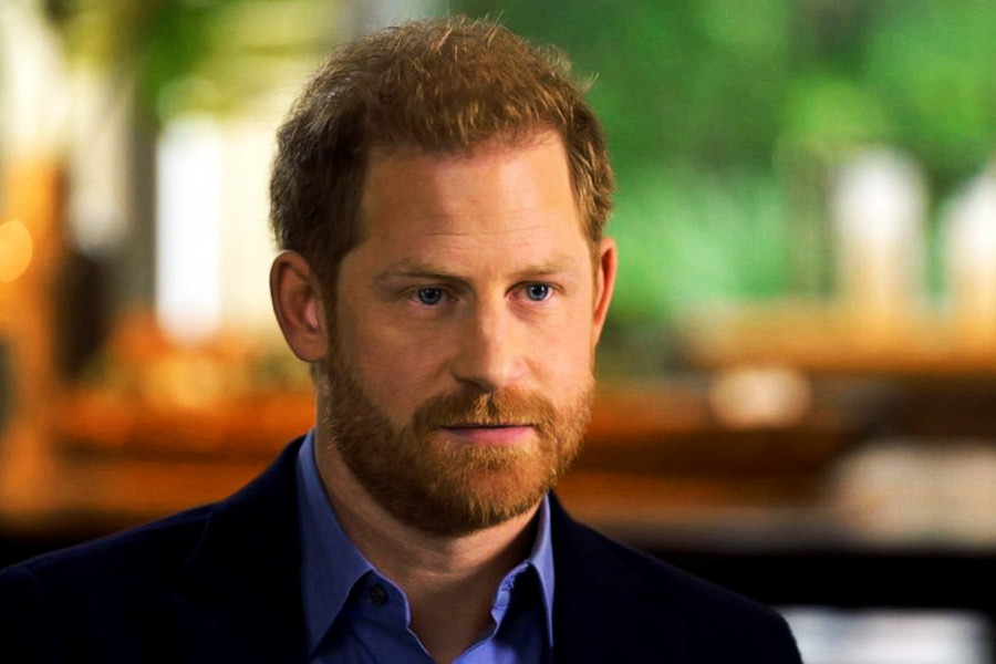 বদল এল বটে, কিন্তু সেই বদল রাজপরিবারের কতটা পছন্দের হল তা বলা মুশকিল। বোহেমিয়ান হ্যারি স্থিত হলেন বটে কিন্তু ব্রিটেনের রাজপরিবারের প্রথাগত ছাঁচে নয়। বরং কিছুটা মা ডায়ানার মতো। স্বাধীনচেতা মানুষ হিসাবে দেখা গেল তাঁকে। যিনি রাজপরিবারের আর পাঁচ জনের মতো উচ্চ আসনে থাকেন না, বরং সাধারণের সঙ্গে মেশেন। নিজের অনুভূতির কথা প্রকাশ করতে ভয় পান না।