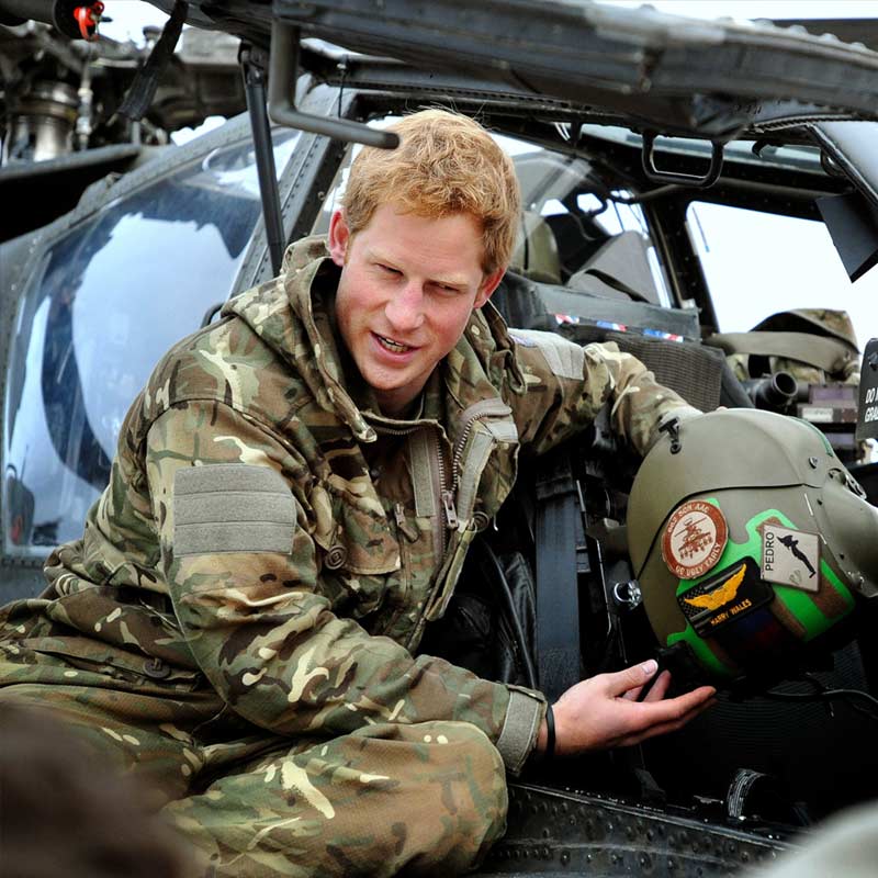 ব্রিটিশ সেনার অ্যাপাচে হেলিকপ্টারের চালকের কাজ নিয়ে আফগানিস্তানে যান হ্যারি। টানা ১০ বছর সেনাবাহিনীতেই কাটান। ব্রিটিশ রাজপরিবারের সদস্যরা জন্মসূত্রেই সেনার বিভিন্ন সাম্মানিক পদ পান। হ্যারি সেই ধারা ভেঙে আক্ষরিক অর্থেই সেনায় যোগ দেন। সেনায় চাকরি করতে গেলে যে অনুশাসন এবং দায়িত্ববোধ প্রয়োজন তার প্রত্যক্ষ প্রভাব দেখা যায় হ্যারির উপর।