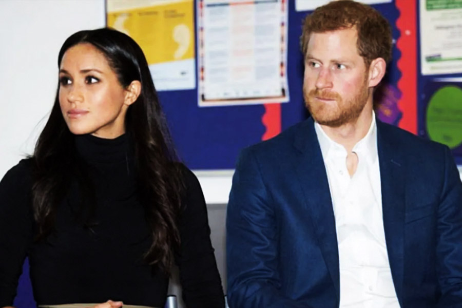 ফাঁস হওয়া অংশের সত্যতা কতটা তা নিয়ে বিতর্ক থাকলেও বিয়ের কিছু দিন পর থেকেই যে পরিবারের সঙ্গে হ্যারি-মেগানের দূরত্ব বাড়ছিল, তা নজরে পড়তে থাকে। ২০১৯-এর জানুয়ারিতে নিজের মানসিক স্বাস্থ্য নিয়ে প্রকাশ্যে মুখ খোলেন মেগান। রাজপরিবারের ঐতিহ্যের কথা মাথায় রাখলে যা বিরল। 