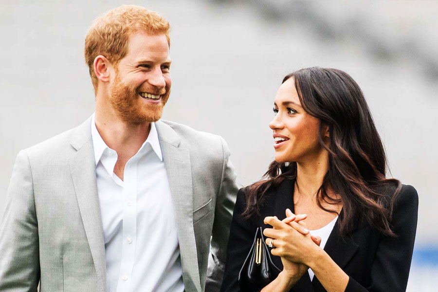 ২০২০ সালের জানুয়ারিতে হ্যারি এবং মেগানের অর্থনৈতিক ভাবে স্বাবলম্বী হওয়ার সিদ্ধান্ত প্রকাশ্যে আসে। এমনকি বসবাসের দিক থেকেও দম্পতি ইংল্যান্ড এবং আমেরিকাতে ভাগাভাগি করে থাকার সিদ্ধান্ত নেন। সেই বছরই একটি প্রকাশ্য সাক্ষাৎকারে দম্পতি পরিষ্কার জানান, রাজপরিবার এবং সংবাদমাধ্যম বার বার ভুল বুঝছে তাঁদের।
