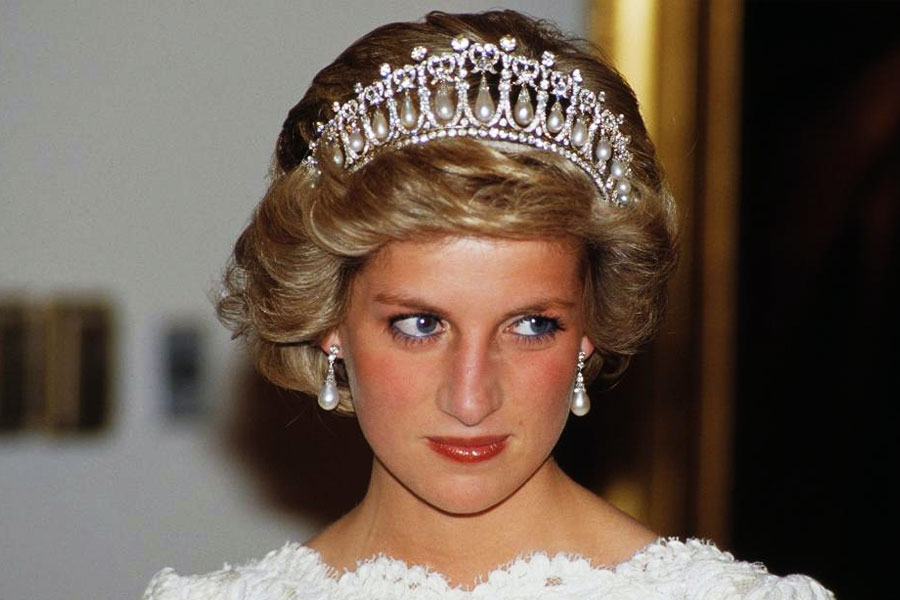 ২০২১ সালের জানুয়ারিতে বাকিংহাম প্যালেস থেকে সরকারি ভাবে জানানো হয়, হ্যারি ও মেগান রাজপরিবারের সব দায়িত্ব থেকে অব্যাহতি নিয়েছেন। এর আগেই অবশ্য দম্পতি নিজেদের বাড়ি কিনেছেন ক্যালিফোর্নিয়ায়। হ্যারির মা ডায়ানার মৃত্যু নিয়ে মুখে কুলুপ আঁটাই ছিল রাজপরিবারের দস্তুর। সেই প্রথা ভেঙে মায়ের মৃত্যুবার্ষিকী পালন করেন হ্যারি।