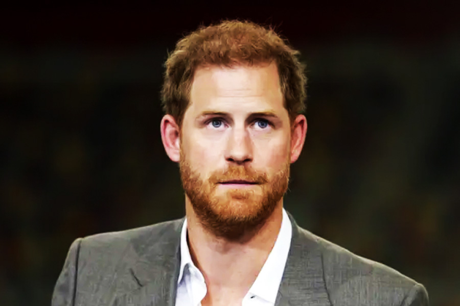 তবে পরিবারের থেকে দূরে গেলেও বিতর্ক যে তাঁদের পিছু ছাড়ছে না, হ্যারির ফাঁস হওয়া আত্মজীবনীকে কেন্দ্র করে তৈরি হওয়া উত্তেজনা তারই ইঙ্গিত। তবে শুধু মেগানকে কেন্দ্র করে নয়, আরও অনেক বিষয় নিয়েই শুরু হয়েছে চর্চা।