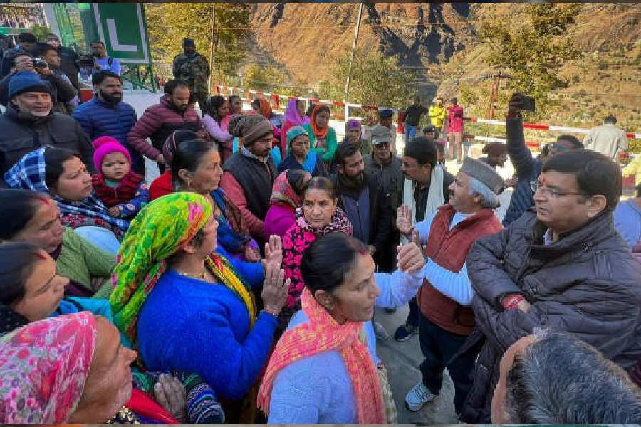 জোশীমঠে গত কয়েক দিনে যা হয়েছে, ভুলতে পারছেন না স্থানীয়রা। এক রাতের মধ্যে তাঁদের সাজানো সংসার, ঘরবাড়ি সব তছনছ হয়ে গিয়েছে। ভিটেমাটি ছেড়ে মুহূর্তে বেরিয়ে আসতে হয়েছে সকলকে।