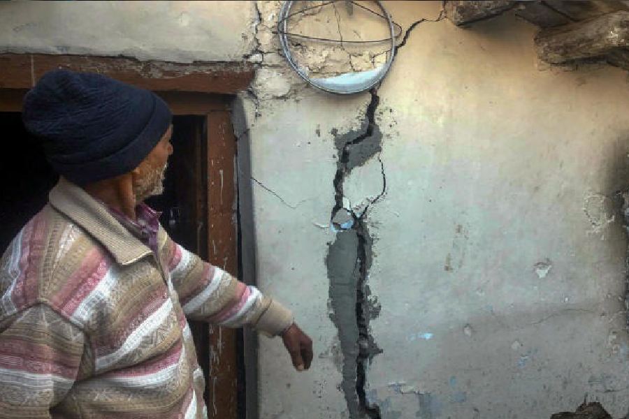 জোশীমঠে ধসের কারণে যাঁদের নিরাপদে সরিয়ে নিয়ে যাওয়া হয়েছে, জিনিসপত্র গুছিয়ে আনার ন্যূনতম সময়টুকুও পাননি তাঁরা। কেউ কেউ চোখের সামনে নিরুপায় হয়ে বাড়ি ভেঙে পড়তে দেখেছেন।