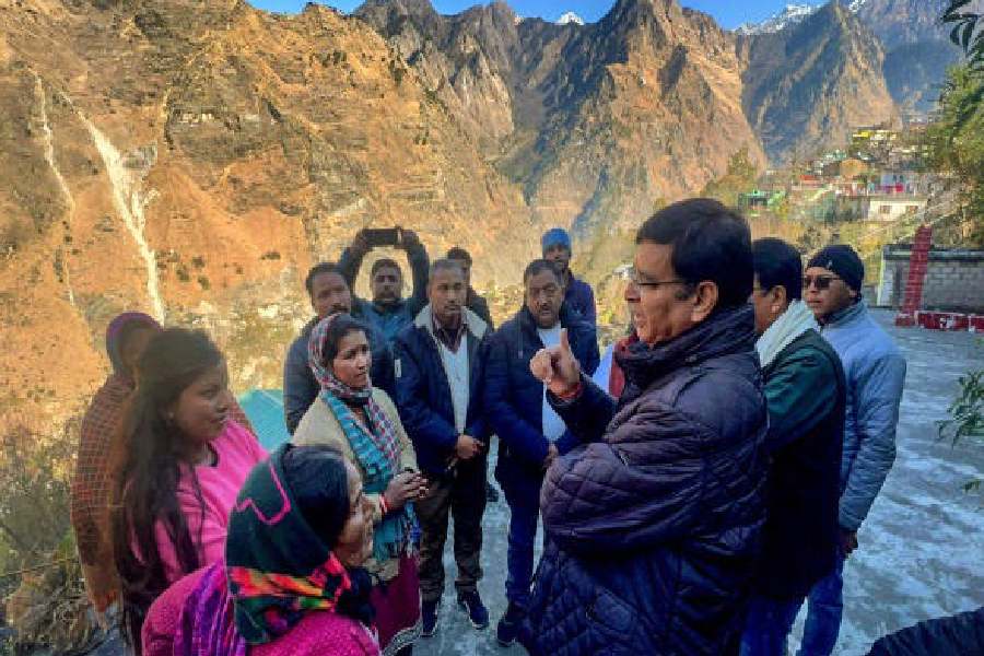 সংবাদ সংস্থা নবভারত টাইমসের প্রতিনিধিকে জোশীমঠে ভিটেহারা ঋষি দেবী জানিয়েছেন, কী ভাবে চোখের নিমেষে সব শেষ হয়ে গিয়েছে। বলতে বলতে কান্নায় বুজে এসেছে তাঁর গলা।