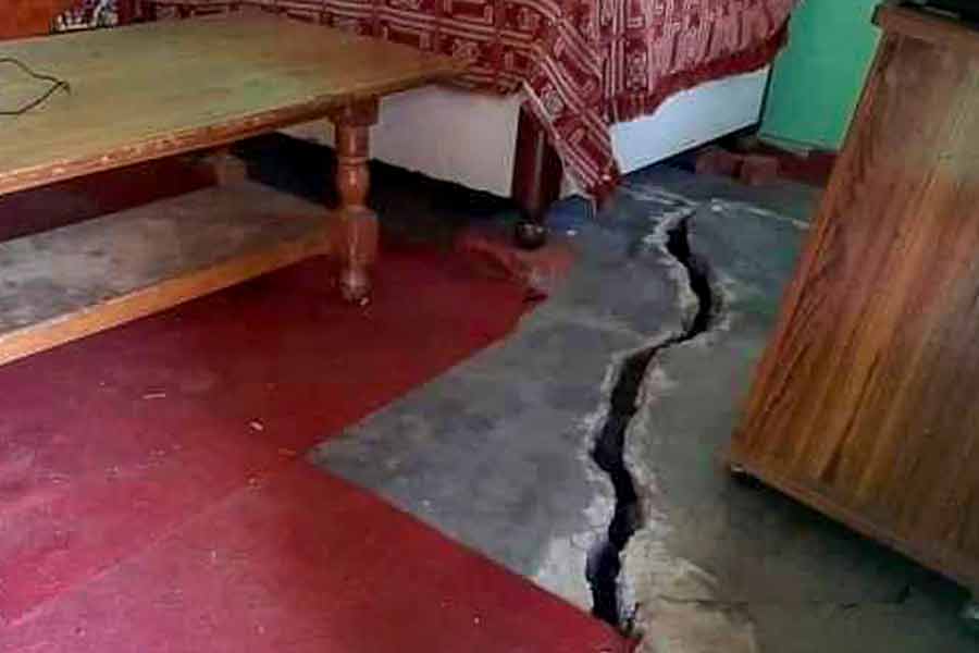 মূলত এই দুই রাতেই বিপর্যয়ের সূত্রপাত। হঠাৎ ফাটল দেখা দেওয়া, সে ফাটল ক্রমে চওড়া হতে শুরু করা এবং অবশেষে বাড়ি ভেঙে পড়া— সব কিছুর সাক্ষী এই ২ এবং ৩ জানুয়ারি।