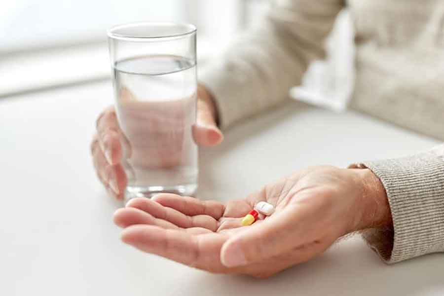 শাদলীর অভিযোগ, বিশ্ববিদ্যালয় কর্তৃপক্ষ পুত্রকে ইন্টারনেট ঘেঁটে ওষুধের নাম জানাতে বলেন। তার পর তাঁরা আবদুল্লাকে ওষুধ দেন। সেই ওষুধ খাওয়ার পর আবদুল্লার অবস্থা আরও বিগড়ে যায়।  দু’দিন ধরে অচৈতন্য অবস্থায় পড়ে থাকার পর আবদুল্লার রুমমেট বাড়িতে ফোন করে। ভিডিয়ো কলে আবদুল্লাকে দেখায় সে। আবদুল্লা বেহুঁশ হয়ে পড়েছিল। 