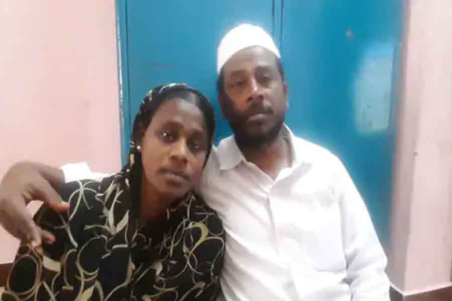 পুত্রের দেহ কী ভাবে পাবেন, কোথায় পাবেন এত টাকা তা নিয়েই ভেবে অস্থির সন্তান হারানো এক পিতা।