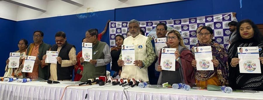 রবিবারের সাংবাদিক সম্মেলনে দেবাশিস কুমার (বাঁ দিক থেকে চতুর্থ), রত্না চট্টোপাধ্যায় (ডান দিকের শেষে) এবং অন্যরা।