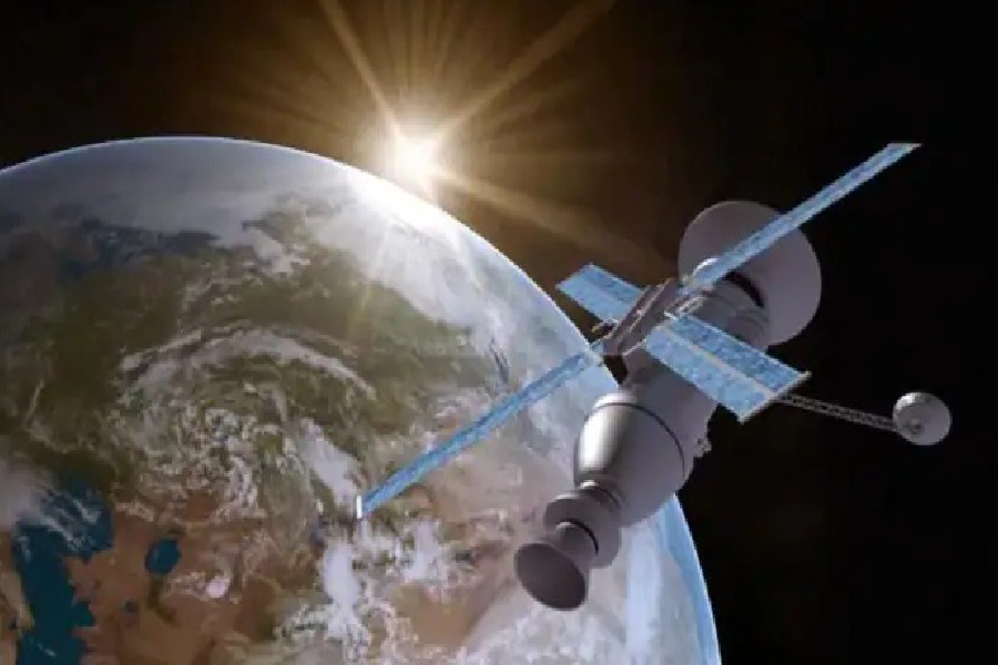 সূর্য থেকে কী ভাবে পৃথিবী শক্তি সঞ্চয় করে, কী ভাবে সেই শক্তি বিকিরিত হয়, তা পর্যালোচনা করা ছিল ইআরবিএস-এর প্রধান কাজ। তা ছাড়া, স্ট্র্যাটোস্ফেরিক ওজোন, জলীয় বাষ্প, নাইট্রোজেন অক্সাইড এবং সূক্ষ্ম গ্যাসীয় কণার পরিমাপ করে এই উপগ্রহ।