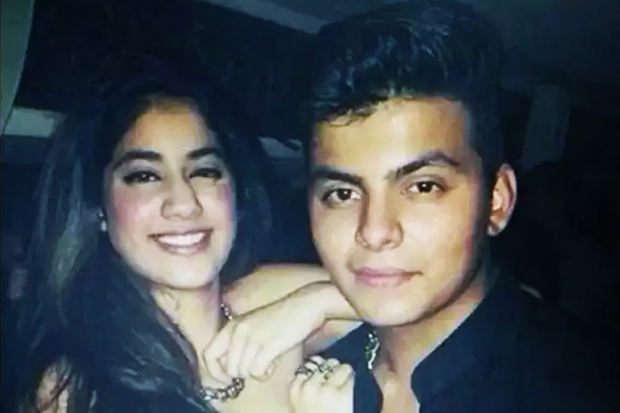 বলিপাড়ার সঙ্গে কোনও ভাবেই যুক্ত নন শিখর। বরং রাজনীতির সঙ্গে ছোটবেলা থেকে পরিচিত তিনি। মুম্বইয়ের প্রাক্তন মুখ্যমন্ত্রী সুশীলকুমার শিন্ডের নাতি তিনি।