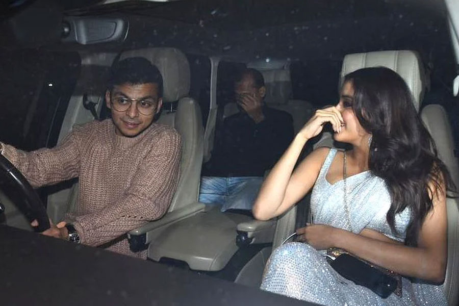 টিনসেল নগরীতে কানাঘুষো শোনা যায় যে, জাহ্নবীর সঙ্গে সম্পর্কে জড়িয়েছিলেন শিখর। শ্রীদেবীর কড়া নির্দেশেই নাকি অভিনেত্রীর সঙ্গে প্রেমের সম্পর্কে ইতি টানতে হয়। বহু বছর পর আবার ক্যামেরার লেন্সে একসঙ্গে ধরা পড়লেন শিখর এবং জাহ্নবী।