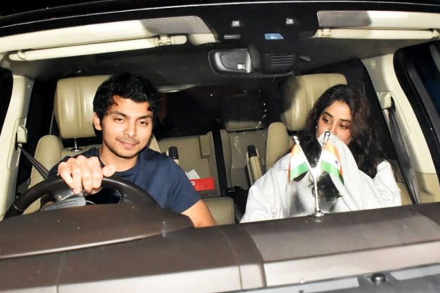 প্রাক্তন প্রেমিকের সঙ্গে জাহ্নবীর ছবি-সহ ভিডিয়োও ছড়িয়ে পড়েছে নেটমাধ্যমে। জাহ্নবীর মুখে যেন লজ্জার রেখা। ক্যামেরার সামনে ধরা পড়ে অভিনেত্রী খানিকটা অপ্রস্তুত হয়ে পড়েছেন বলেই মনে হল। কখনও হাত দিয়ে হালকা মুখ ঢাকছেন, কখনও বা আলোকচিত্রীদের দেখে হাসছেন। সব মিলিয়েই লুকোচুরির আভাস।