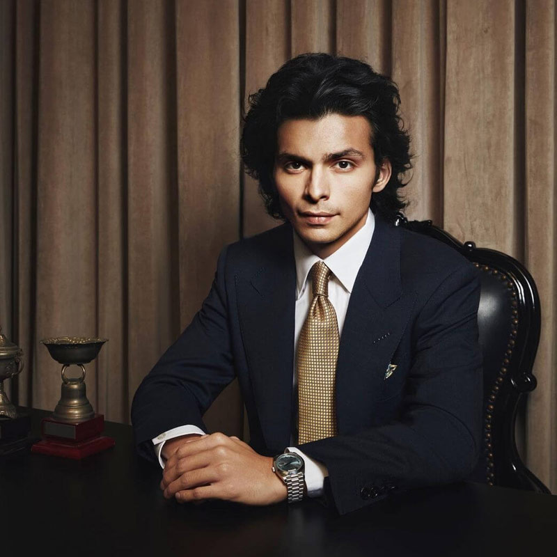 ১৯৯৬ সালে মুম্বইয়ে জন্ম শিখরের। বম্বে স্কটিশ স্কুলে প্রথমে পড়াশোনা শুরু করলেও পরে  ধীরুবাই অম্বানী ইন্টারন্যাশনাল স্কুলে ভর্তি করানো হয় শিখরকে।