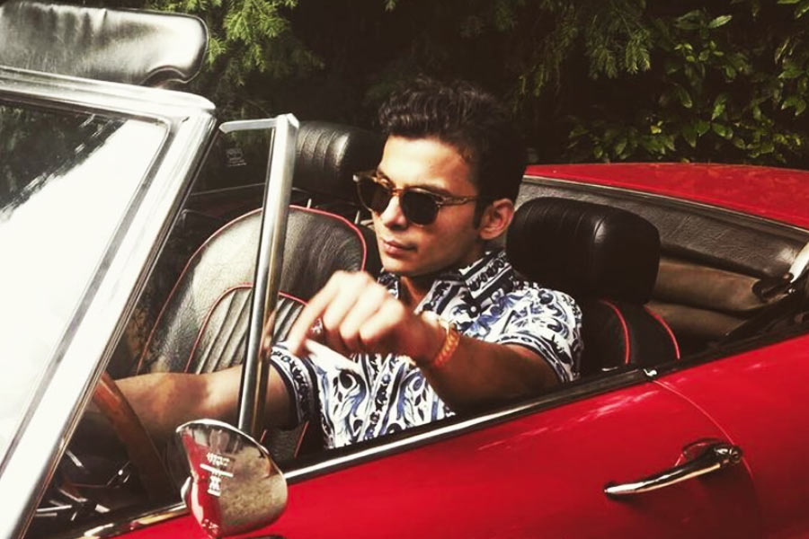 উচ্চশিক্ষার জন্য লন্ডনে পাড়ি দেন শিখর। লন্ডনের রিজেন্ট ইউনিভার্সিটি থেকে গ্লোবাল ফিনান্সিয়াল ম্যানেজমেন্টে স্নাতক স্তরের পড়াশোনা শেষ করেছিলেন তিনি।