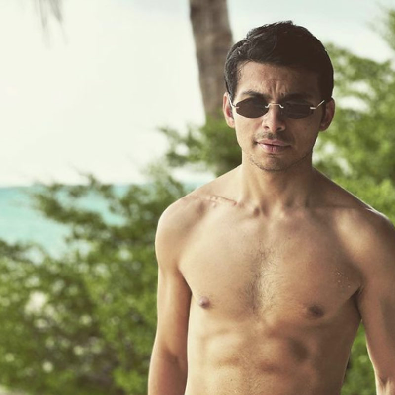 পরবর্তী কালে লন্ডনে একটি বিনিয়োগ সংস্থায় কাজ করেন শিখর। লন্ডনের ওই চাকরি ছেড়ে ভারতে ফিরে আসেন তিনি। দেশে ফিরে এসে একটি বেসরকারি সংস্থায় চাকরিতে যুক্ত হন।