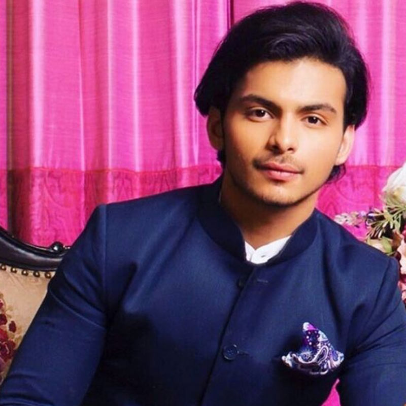 সচিন তেন্ডুলকরের কন্যা সারা এবং জাভেদ জাফরির কন্যা আলাভিয়ার সঙ্গে বন্ধুত্ব রয়েছে শিখরের। কানাঘুষো শোনা যায়, সারা আলি খানের সঙ্গে  শিখরের ভাই বীরের সম্পর্ক ছিল।