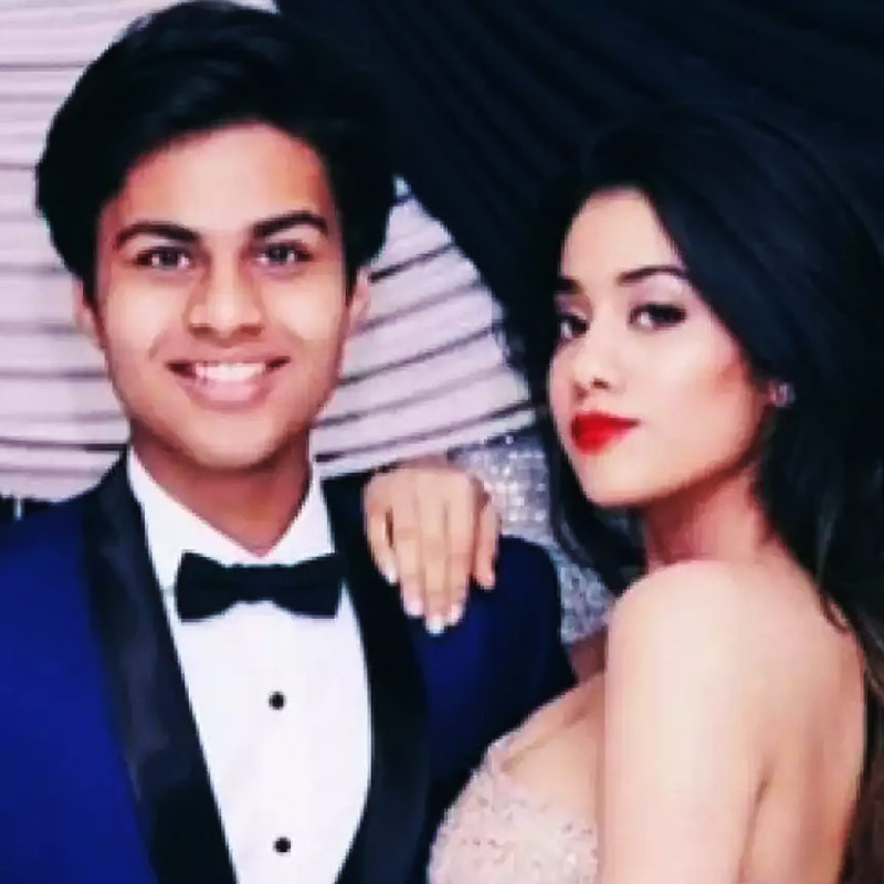 জাহ্নবীর সঙ্গে মাঝেমধ্যেই দেখা যেত শিখরকে। ছুটি কাটাতে অভিনেত্রীর সঙ্গে মলদ্বীপেও গিয়েছিলেন শিখর। তবে জাহ্নবী কখনও তাঁর সঙ্গে শিখরের সম্পর্কের কথা জনসমক্ষে স্বীকার করেননি।