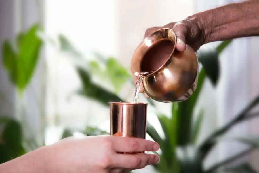 সারা রাত তামার পাত্রে জল রেখে যদি খাওয়া যায়, তা হলেও অনেক শারীরিক সমস্যা দূর হয়।