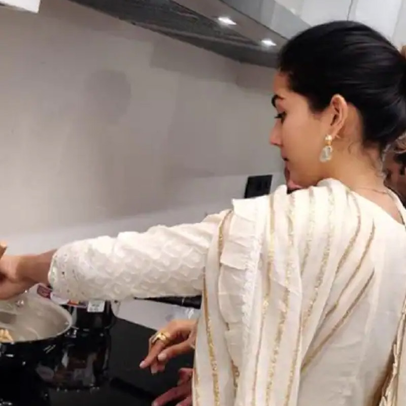 নতুন ফ্ল্যাটের রান্নাঘরে মীরা। 