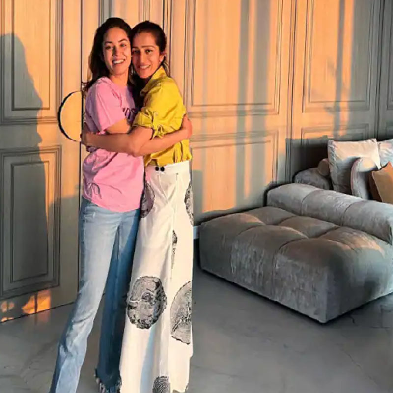 নতুন ফ্ল্যাটের বসার ঘরে অন্দরসজ্জা শিল্পীর সঙ্গে মীরা।