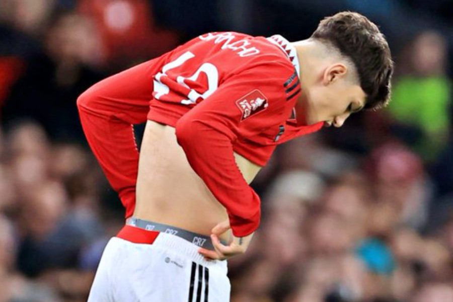 সেই অন্তর্বাস পরে গারনাচো।