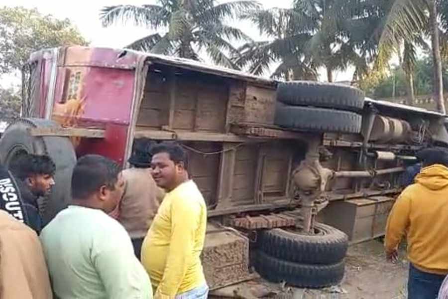উল্টে পড়া সেই বাসের সামনে মানুষের ভিড়।