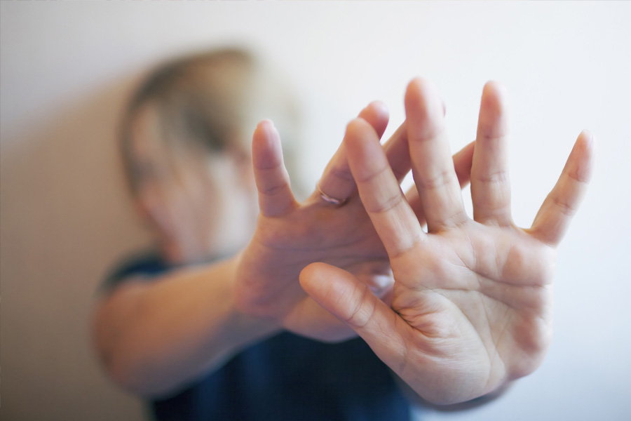 ৬ জন অভিযোগকারিণী প্রশাসনকে জানিয়েছেন, প্রেমের প্রতিশ্রুতি দিয়ে ফাঁসানো হয় তাঁদের। প্রথমে প্রেমের সম্পর্কে জড়িয়ে তার পর শুরু হত যৌন উৎপীড়ন। এর পর তাঁদের নিয়ে যাওয়া হত বুখারেস্টের একটি অট্টালিকায়। সেখানেই জোর করে তাঁদের পর্ন ছবিতে নামতে বাধ্য করা হত বলে অভিযোগ।