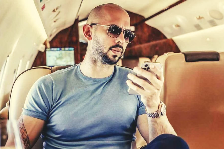 টেট সমাজমাধ্যমে নিজের বিলাসবহুল জীবনযাত্রার ছবি এবং ভিডিয়ো প্রকাশ করতেন নিয়মিত। চুরুট হাতে বিলাসবহুল গাড়িতে চেপে ছবিও দিতেন তিনি। সমাজমাধ্যমে টেট এক সময় দাবি করেন, ফেরারি বুগাত্তি-সহ তাঁর ৩৩টি বিলাসবহুল গাড়ি রয়েছে। ইতিমধ্যেই তাঁর ১০টির বেশি গাড়ি বাজেয়াপ্ত করেছে পুলিশ। 