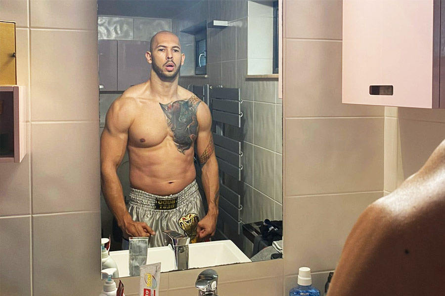 প্রভাবী হওয়ার আগে পেশাদার কিকবক্সার ছিলেন অ্যান্ড্রু। ২০০৫ সালে ‘কিং কোবরা’ নামে ওই খেলায় বেশ নাম করেন তিনি। লাইট হেভিওয়েট বিভাগে টেট দু’টি বিশ্বখেতাবও জিতেছেন। পড়ে এমএমএ-তেও নামেন তিনি। গ্রেফতার হওয়ার আগেও রোমানিয়ার একটি এমএমএ সংস্থার হয়ে ধারাভাষ্য দিতেন তিনি। 