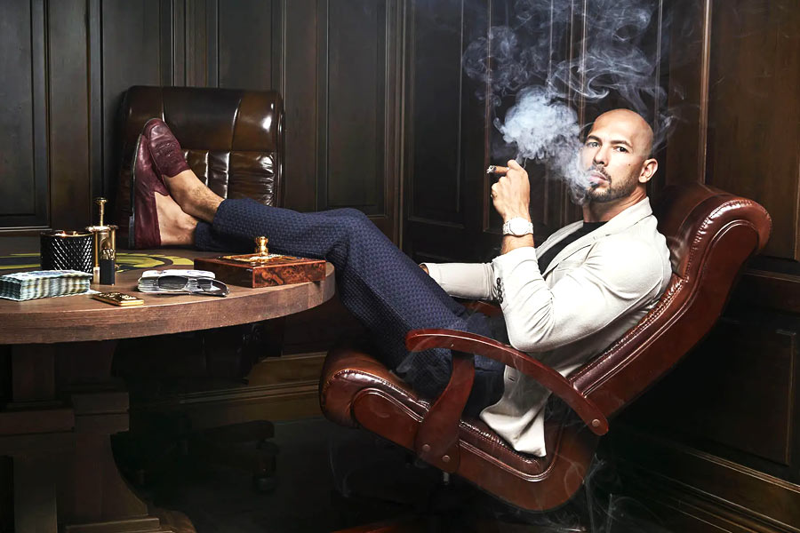 কিন্তু ২০১৬ সালের আগে পর্যন্ত রিংয়ের বাইরে তাঁর পরিচিতি বিশেষ ছিল না। ব্রিটেনেও ‘বিগ বস’-এর মতো একটি রিয়ালিটি শো হয়। সেই শো-তে অংশ নেন টেট। কিন্তু সেখানে সমকাম বিরোধী এবং বর্ণবৈষম্যমূলক কথা বলার অভিযোগ ওঠে তাঁর বিরুদ্ধে। এক মহিলাকে বেল্ট দিয়ে আঘাত করার ভিডিয়োও প্রকাশ্যে আসে। তার পরই অনুষ্ঠান থেকে ছেঁটে ফেলা হয় তাঁকে।