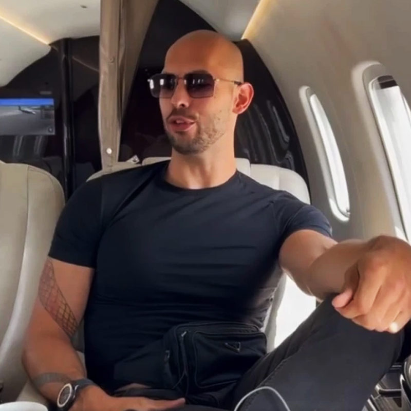 শুধু ধনসম্পদ কিংবা শরীর নয়, নিজেকে পুরুষতান্ত্রিকতার গুরু হিসাবে নেটমাধ্যমে প্রচার করা শুরু করেন টেট। বিভিন্ন নারীবিদ্বেষী ভিডিয়ো প্রচার করতে শুরু করেন তিনি। নিজেকে প্রকাশ্যেই নারীবিদ্বেষী বলেও ঘোষণা করেন টেট। নিজের এই মতবাদ যাতে আরও ছড়িয়ে পড়ে, তাই কী ভাবে ‘দাদাগিরি’ করতে হবে তার পাঠ দিতে শুরু করেন নেটমাধ্যমে।