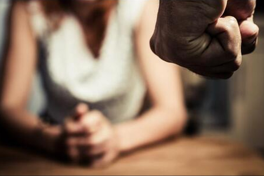 নারীরা পুরুষদের কেনা পণ্যের মতো, টেট কার্যত এমন কথাই প্রচার করতেন বলে অভিযোগ। প্রশাসনের অভিযোগ, যে মহিলাদের আটকে রেখেছিলেন টেট এবং তাঁর সঙ্গীরা, তাঁদের যৌনদাসীর মতো ব্যবহার করা হত। এমনকি, বন্দি মহিলাদের শরীরে ‘টেটের গোলাম’ বলে ট্যাটুও করে দেওয়া হয় বলে অভিযোগ।