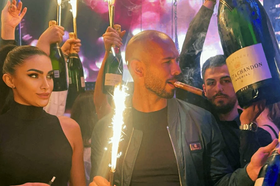 ইলন মাস্ক টুইটারের ক্ষমতা দখল করার পর নিজের টুইটার অ্যাকাউন্ট ফিরে পান বহিষ্কৃত বহু বিতর্কিত ব্যক্তিই। এই তালিকায় ছিলেন টেটও। টুইটারে ফেরার পর ফের শুরু হয় কটূক্তি করা। হুঙ্কার দেন, প্রশাসনকে ভয় পান না তিনি।