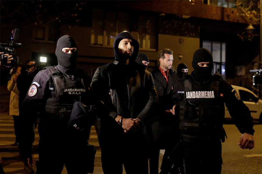 ঘটনাচক্রে তার পরই টেটের বিরুদ্ধে নড়েচড়ে বসে রোমানিয়া প্রশাসন। এক মহিলা পুলিশের কাছে অভিযোগ করেছিলেন, টেট দিনের পর দিন তাঁকে আটকে রেখে যৌন হেনস্থা করেন। সেই অভিযোগের ভিত্তিতেই অ্যান্ড্রু টেট, ত্রিসতান টেট-সহ মোট ৪ জনকে গ্রেফতার করে পুলিশ।