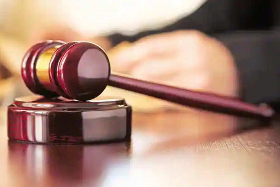 দারিয়াসের সভায় সিসামনেস নামে এক বিচারক ছিলেন। কোনও কারণে ঘুষ নিয়েছিলেন সিসামনেস। খবর পাওয়ার পর বিচারকের প্রতি ক্ষুব্ধ হয়ে যান দারিয়াস। পরবর্তী বিচারক হিসাবে যিনি নিযুক্ত হবেন তিনিও যেন একই ভুল না করেন তার জন্য সিসামনেসকে মর্মান্তিক শাস্তি দেন দারিয়াস।