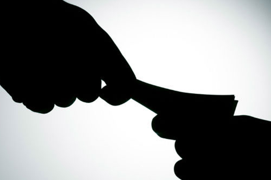 বিষয়টি আরও ভয়ঙ্কর হয়ে ওঠে, যখন সিসামনেসের পুত্রকেই পরবর্তী বিচারক হিসাবে বেছে নেন রাজা। সিসামনেসের পুত্রকে প্রতি দিন ওই চেয়ারে বসেই কাজ করতে হত। শোনা যায়, পরবর্তী বিচারকেরা আর কোনও দিন ঘুষ নেননি।