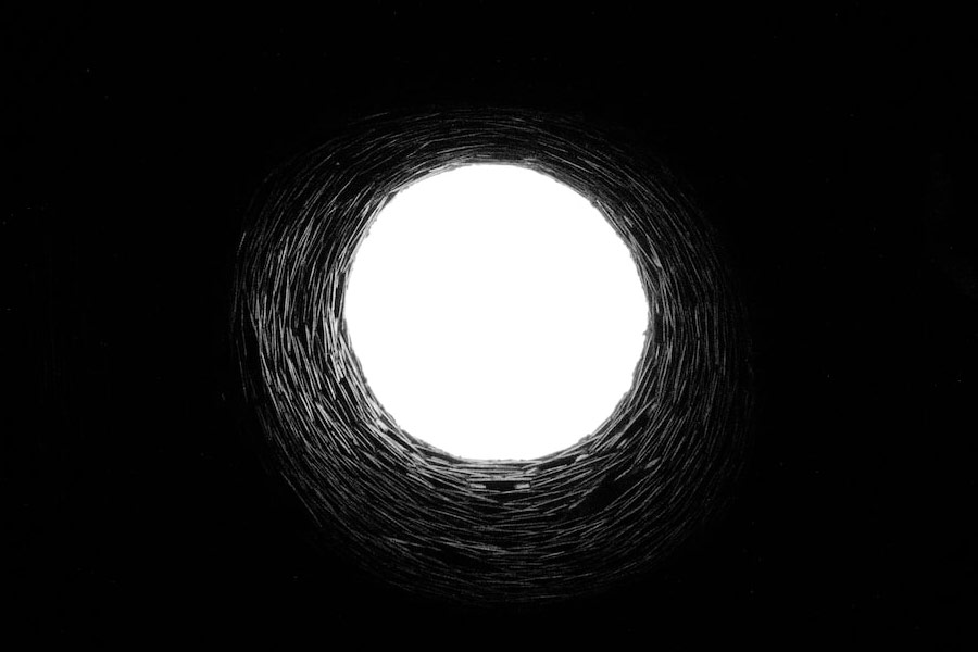 আরও এক ভয়ঙ্কর শাস্তি ছিল প্রাচীন পারস্যে। শাস্তি দেওয়ার জন্য অপরাধীদের ৭৫ ফুট গভীর একটি টাওয়ারের ভিতর ফেলে দেওয়া হত। সেই টাওয়ার ছাই দিয়ে ভরা থাকত। টাওয়ারের বাইরের দিকে লাগানো থাকত চাকা। চাকা ঘোরালে টাওয়ারের ভিতর ছাই উড়তে শুরু করত।