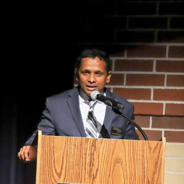 নির্বাচনের মাধ্যমে জেলা বিচারক নিয়োগ করা হয় আমেরিকায়। সেই নির্বাচনে জিতেই বিচারকের চেয়ারে বসেন সুরেন্দ্রণ।