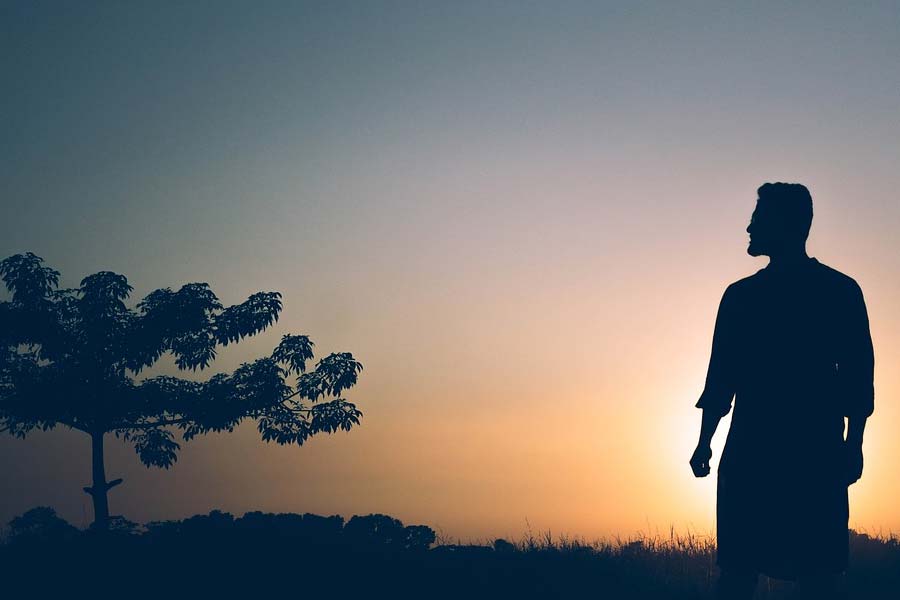 সুরেন্দ্রণের জন্ম কেরলের কাসারগোড়ে। সেখানেই পড়াশোনা করেছেন তিনি। যদিও মাঝপথেই ইতি পড়েছিল পড়াশোনায়। দিনমজুরের কাজ নিতে বাধ্য হয়েছিলেন তিনি।