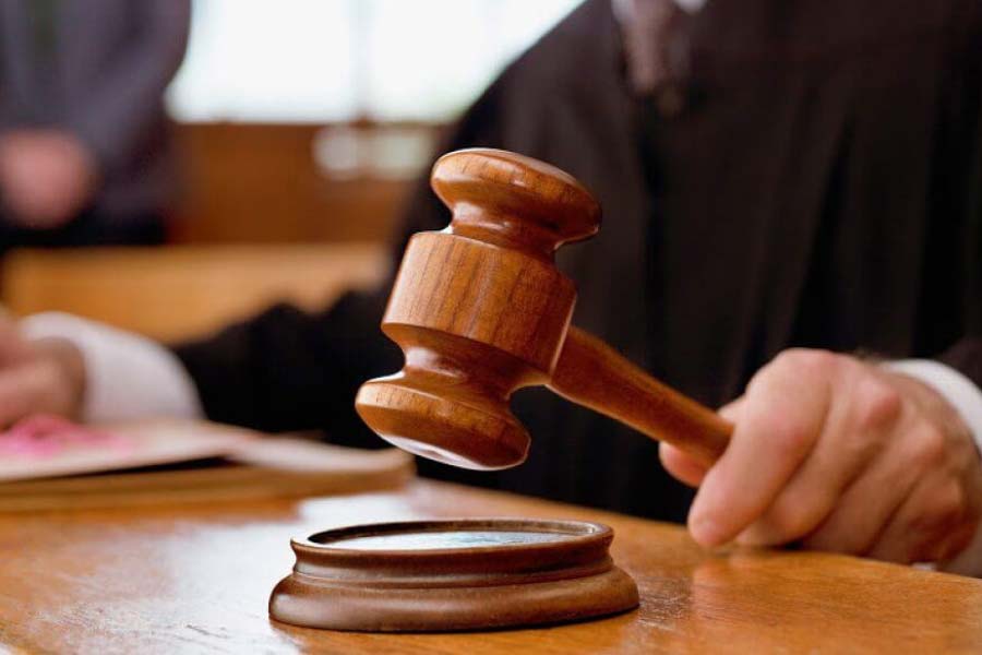 কোঝিকোড়ের কলেজে আইন নিয়ে স্নাতক পড়া শুরু করেন সুরেন্দ্রণ। কলেজে পড়ার পাশাপাশি হোটেলে কাজ নিয়েছিলেন তিনি। সেই বেতনের টাকাতেই পড়াশোনার খরচ চালাতেন।