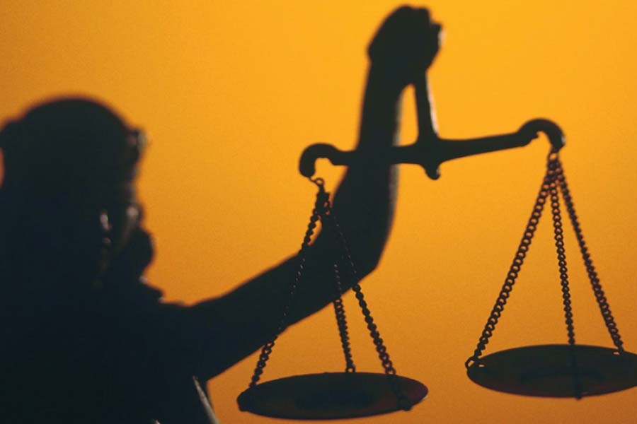 ১৯৯৫ সালে আইনে স্নাতক হন সুরেন্দ্রণ। তার পরেই প্র্যাকটিস শুরু করেন।