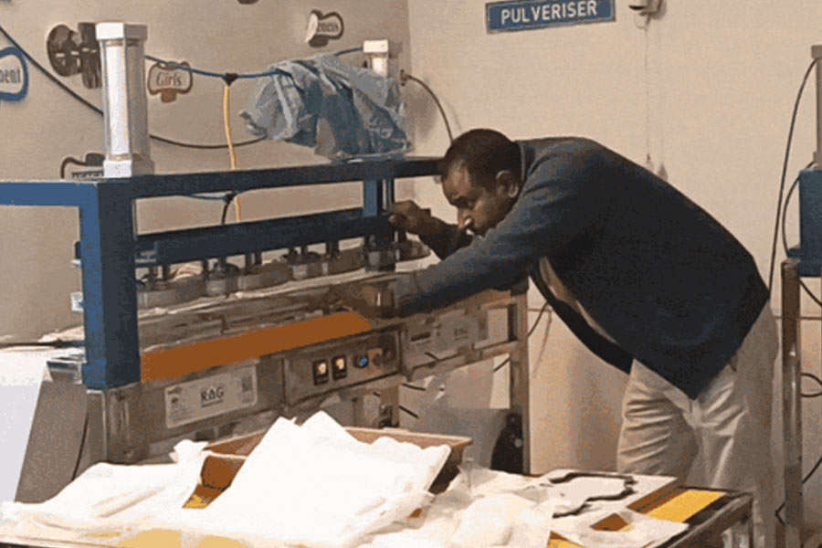 অক্ষয় কুমার অভিনীত ‘প্যাডম্যান’ ছবির কথা মনে পড়ে? ২০১৮ সালে আর বালকির পরিচালনায় এই সিনেমা বক্স অফিসে ঝড় তুলেছিল। ছবির চিত্রনাট্য এবং অক্ষয়ের অভিনয়ের প্রশংসা তখন দর্শকের মুখে মুখে। অরুণাচলম মুরুগানন্থমের জীবনের উপর তৈরি হয়েছিল এই ছবিটি। নিজের নামের চেয়ে ‘প্যাডম্যান’ হিসাবেই বেশি পরিচিত তিনি। অরুণাচলমের মতো এ দেশে রয়েছেন আরও এক জন। তিনি অনুরাগ বোহরা। বেশি পরিচিত পাশাপাশি ‘প্যাডওয়ালা’ নামে।