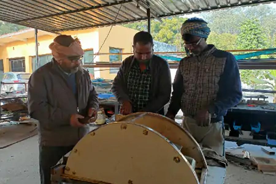 গোয়ালিয়র থেকে ৯০ কিলোমিটার দূরে মানেপুরা গ্রামের ভিন্ড এলাকার বাসিন্দা অনুরাগ। এই প্রত্যন্ত গ্রাম বহু বছর লোকচক্ষুর আড়ালে থাকলেও এখন ‘প্যাডওয়ালা’ অনুরাগের জন্যই পরিচিতি পেয়েছে ভিন্ড এলাকা। স্যানিটারি প্যাড তৈরির মেশিন এবং স্যানিটারি প্যাড তৈরি করে বিক্রি করে তাঁর সংস্থা।