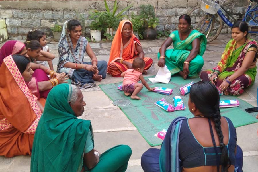 ইনদওরে দু’বছরের জন্য ফ্যাশন ডিজ়াইনিং নিয়ে ডিপ্লোমা করেছিলেন অনুরাগ। তার পর কাজের সন্ধানে মুম্বই পাড়ি দিয়েছিলেন তিনি। স্বপ্নপূরণের আশায় মুম্বই গেলেও কোথাও চাকরি পাচ্ছিলেন না । অগত্যা খালি হাতে নিজের গ্রামে ফিরে আসতে হয় তাঁকে।