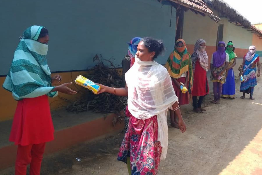 চাকরি না পেয়ে আবার বাড়ি ফিরে এসেছেন দেখে অনুরাগকে নিয়ে গ্রামবাসীরা বাঁকা মন্তব্য করতে পিছপা হননি। তাঁকে উদ্দেশ করে অনেকে বলেছিলেন, ‘‘শাহরুখ খান হতে গিয়েছিল আর কী হয়ে ফিরল!’’ অনুরাগের ভাই ভিরাগ সেই সময় ভোপালে এমটেক করছিলেন। 