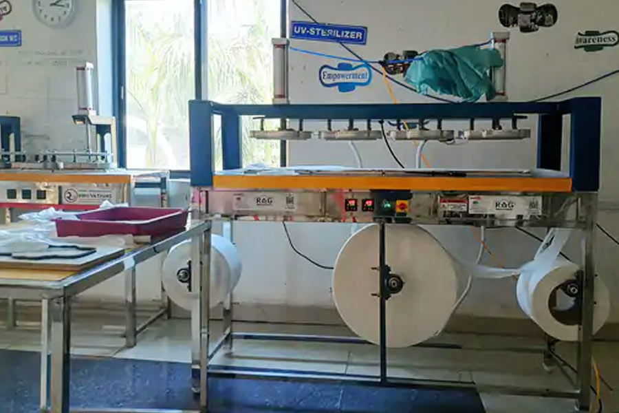 ২০১২ সালে অনুরাগ এবং ভিরাগ জয়পুরে একটি ‘কলেজ ট্রেড ফেয়ার’-এ গিয়েছিলেন। ব্যবসার নতুন পরিকল্পনা পাওয়া যায় কি না সেই কারণেই জয়পুরে গিয়েছিলেন তাঁরা। সৌরপ্যানেল কী ভাবে লাগানো হয় তা শিখলেও দুই ভাইয়ের নজর পড়ে অন্য দিকে। এক প্রান্তে স্যানিটারি প্যাড তৈরি করার যন্ত্র নিয়ে বসেছিলেন এক জন মহিলা। ওই যন্ত্রটি কী ভাবে ব্যবহার করতে হয় তা দুই ভাইকে দেখান তিনি।