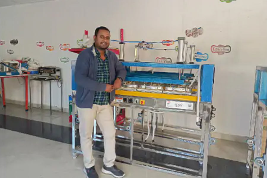 মহিলার চোখেমুখে ছিল হতাশা। তিনি অনুরাগ এবং ভিরাগকে জানালেন যে এই যন্ত্রের মাধ্যমে প্যাড তৈরি করা যায় ঠিকই, কিন্তু তার আকার-আকৃতি ভাল হয় না। তখন দুই ভাইয়ের মাথায় নিজেদের ব্যবসার পরিকল্পনা আসে। ভোপালে ফিরে আসেন অনুরাগ এবং ভিরাগ।