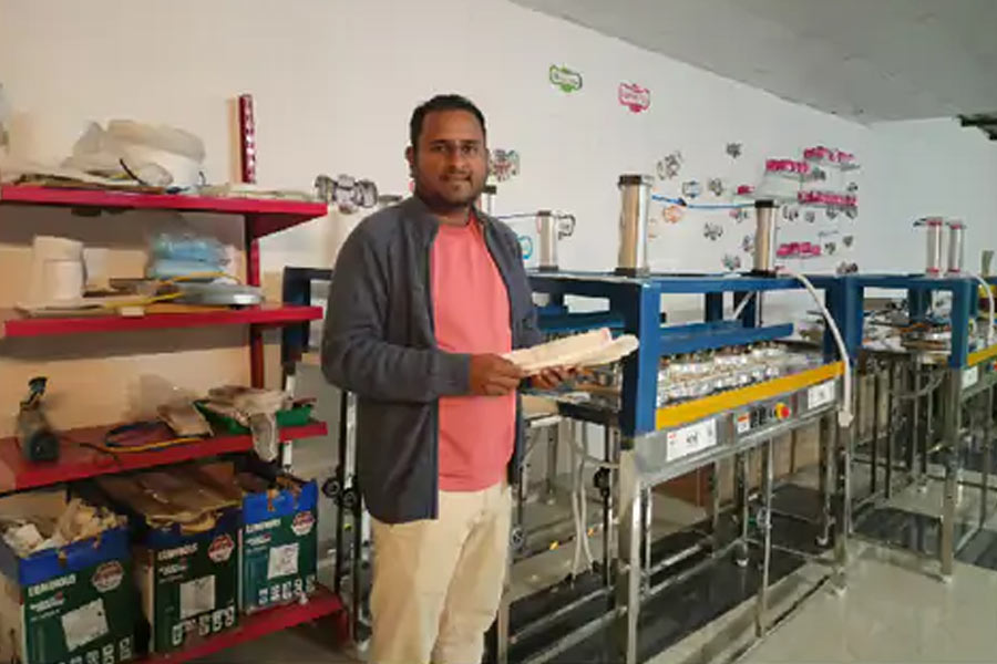 তবুও গ্রামের মহিলাদের প্যাড পরার উপকারিতা বোঝাতে পিছপা হননি অনুরাগ এবং ভিরাগ। গ্রামের চারদিকে কোনও ওষুধের দোকান ছিল না যেখানে প্যাড কিনতে পাওয়া যায়। এই সুযোগ নিয়েই দুই ভাই মিলে প্যাড তৈরির কাঁচামাল কিনতে শুরু করেন। 