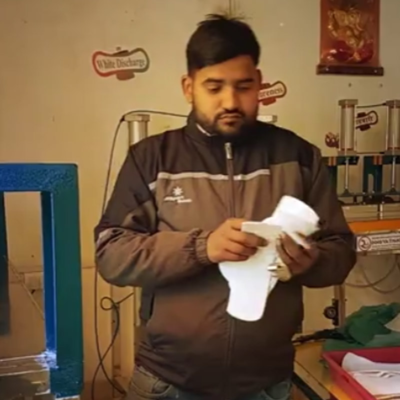 গ্রামাঞ্চলের মহিলারা ঋতুস্রাবের সময় প্যাডের পরিবর্তে কাপড় ব্যবহার করেন। প্যাডের সঙ্গে তাঁদের পরিচিতি কম। আবার দাম বেশি হওয়ার কারণে অনেকে তা কিনতেও চান না। অনুরাগ এবং ভিরাগ গ্রামের মহিলাদের সঙ্গে যখন এই বিষয়ে কথা বলতে যেতেন, তখন বেশির ভাগ মহিলা কথাই বলতেন না।